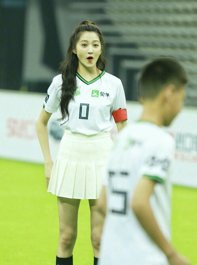 关晓彤上海传奇元老赛,任足球世界杯名誉队长.