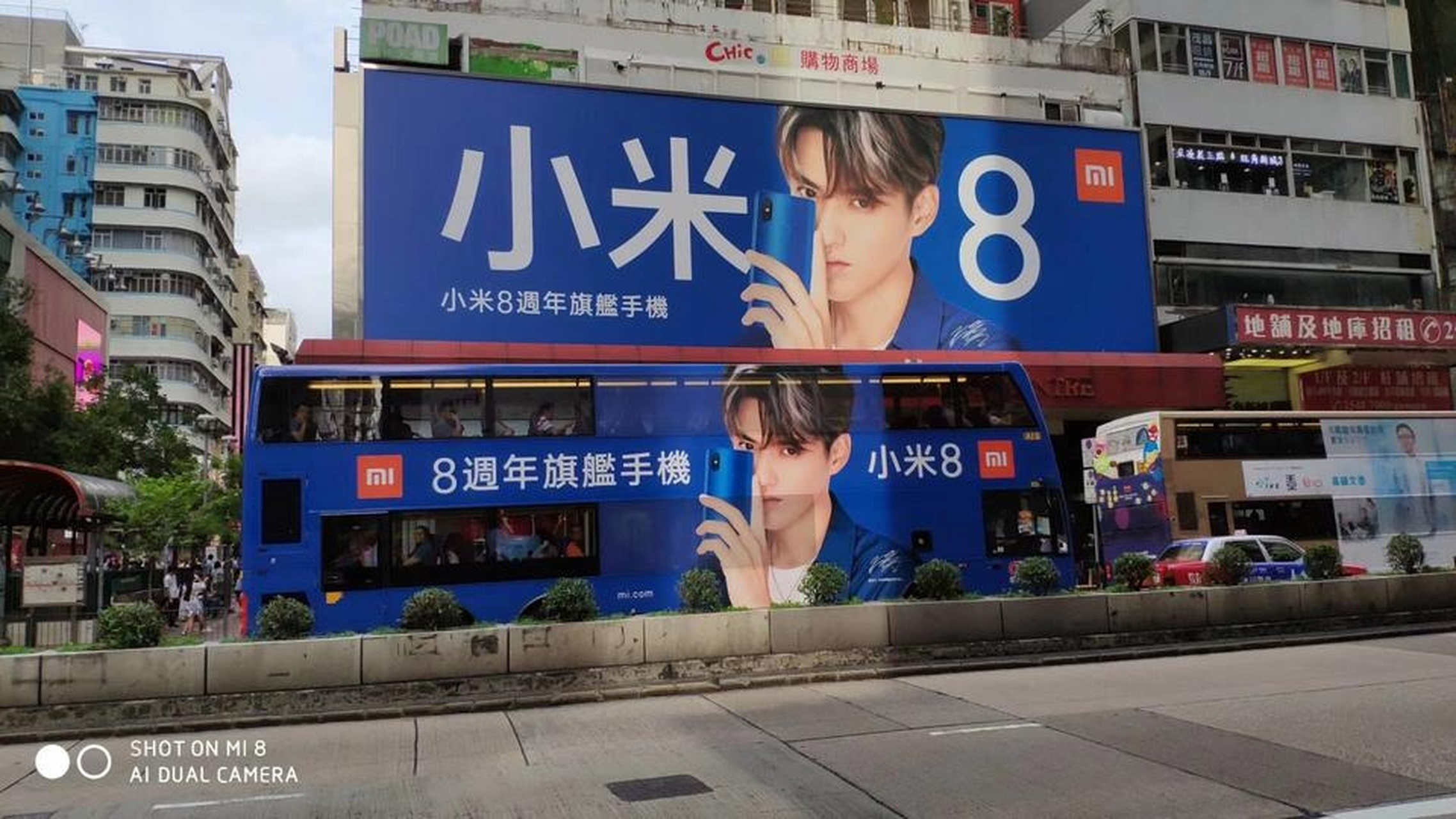 小米下周一(7月9日)在港交所上市,香港铺天盖地的小米 8 广告.