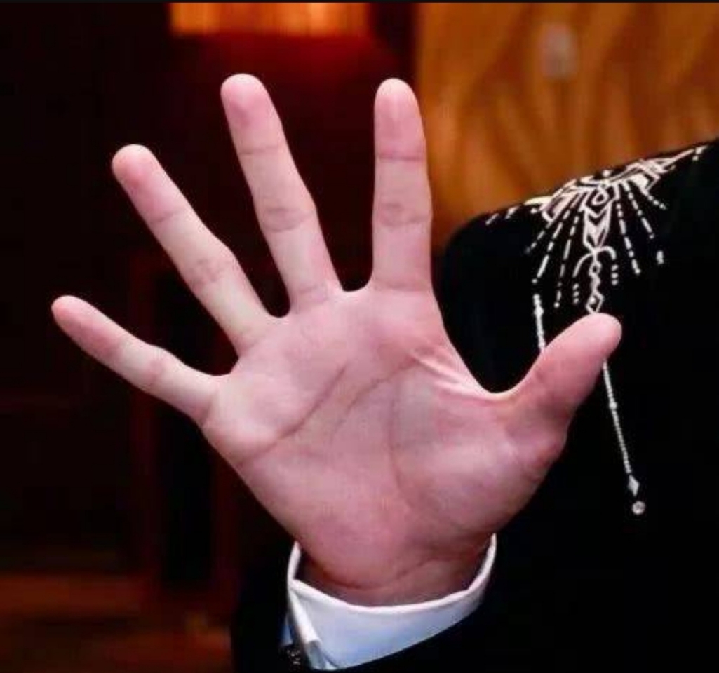 易烊千玺伸出手时露出了手纹,粉丝发现千玺的感情线虽然不长,但是深深
