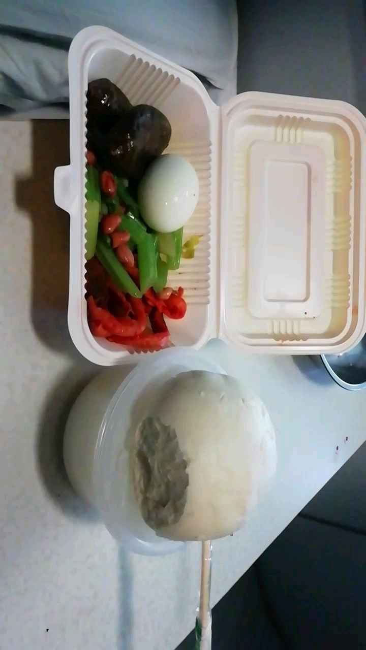 火车上的早点,15一份!