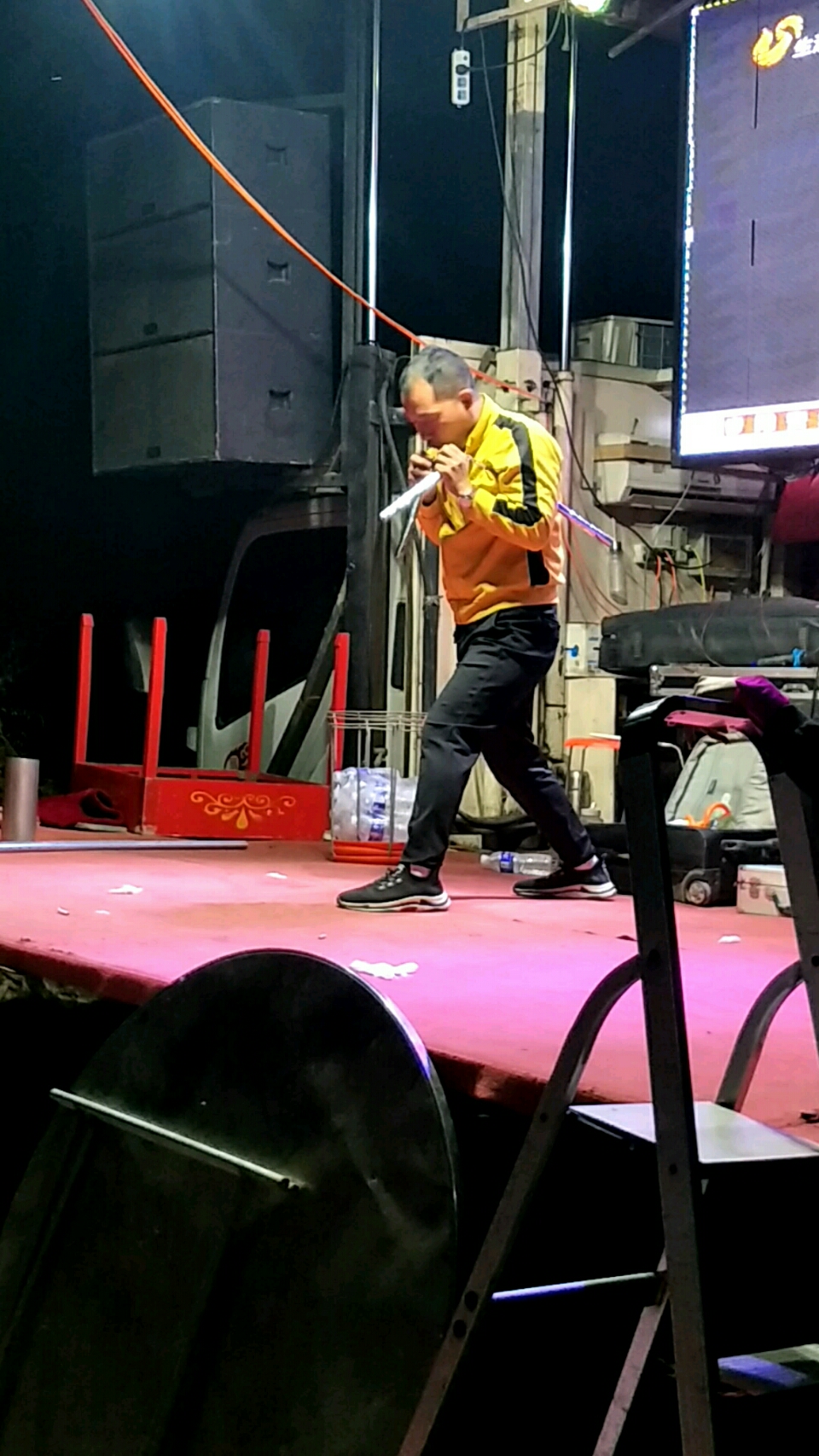 民间艺人(张艺龙)下村表演