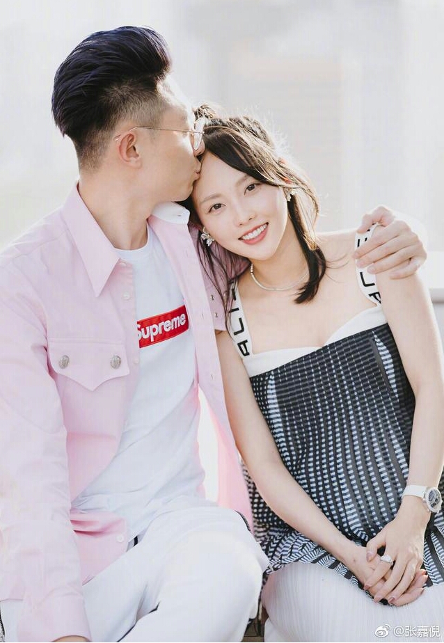 甜蜜秀恩爱,张嘉倪晒全家福: ps:只有我觉得 她和唐嫣长得像么··?