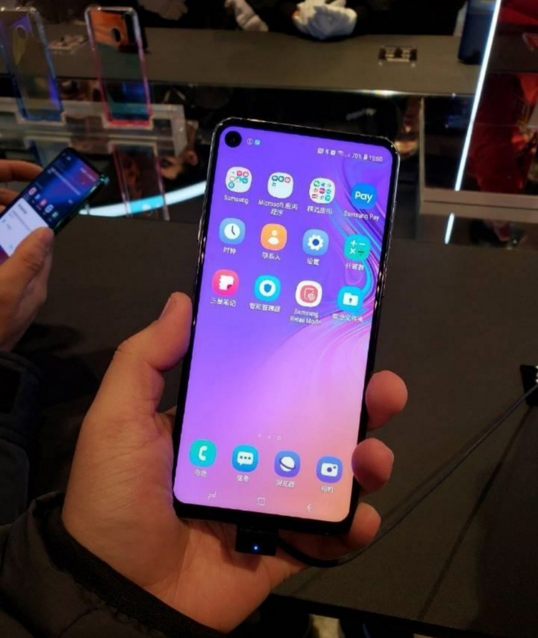 三星a8这个开孔屏开得有点大啊,看来是要在接下来的旗舰上开小孔了.