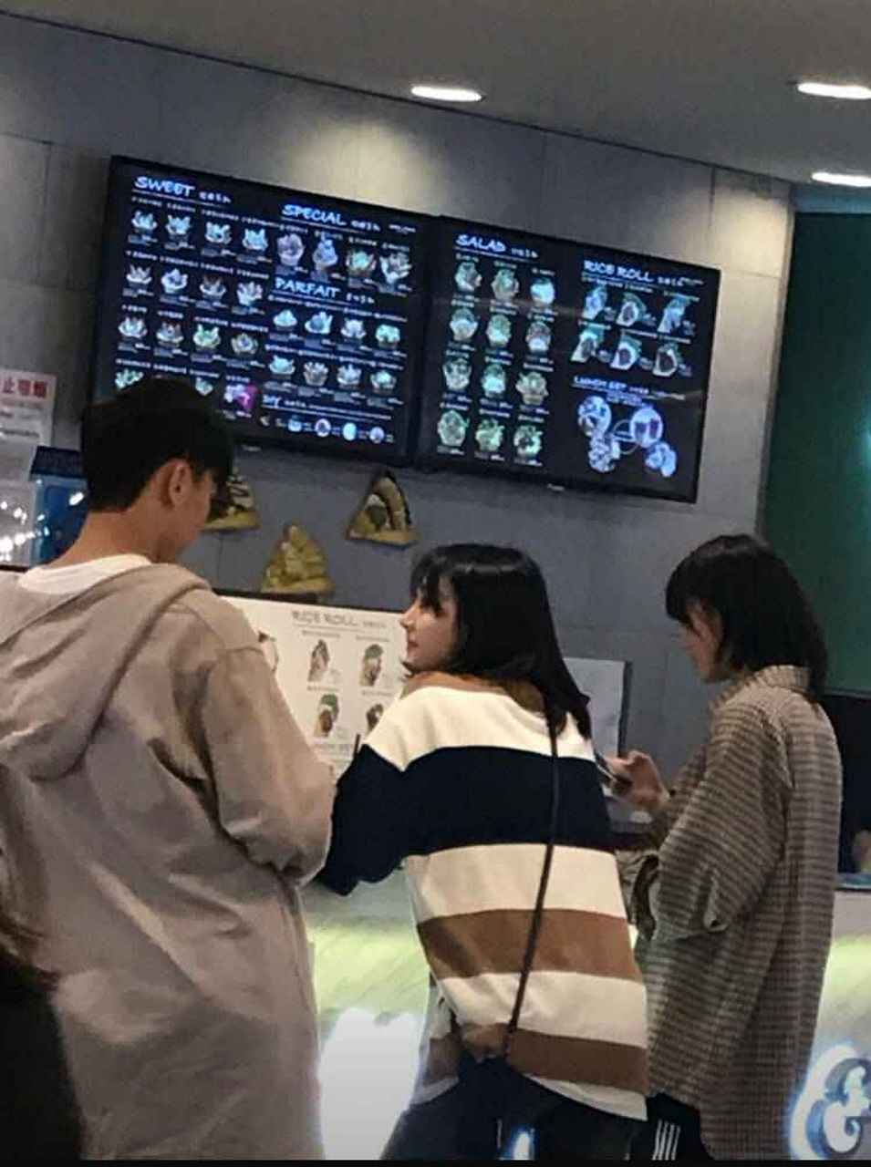 热剧福利社#偶遇郑爽带替身妍妍与男友张恒逛街,虽然是和男友约会,但