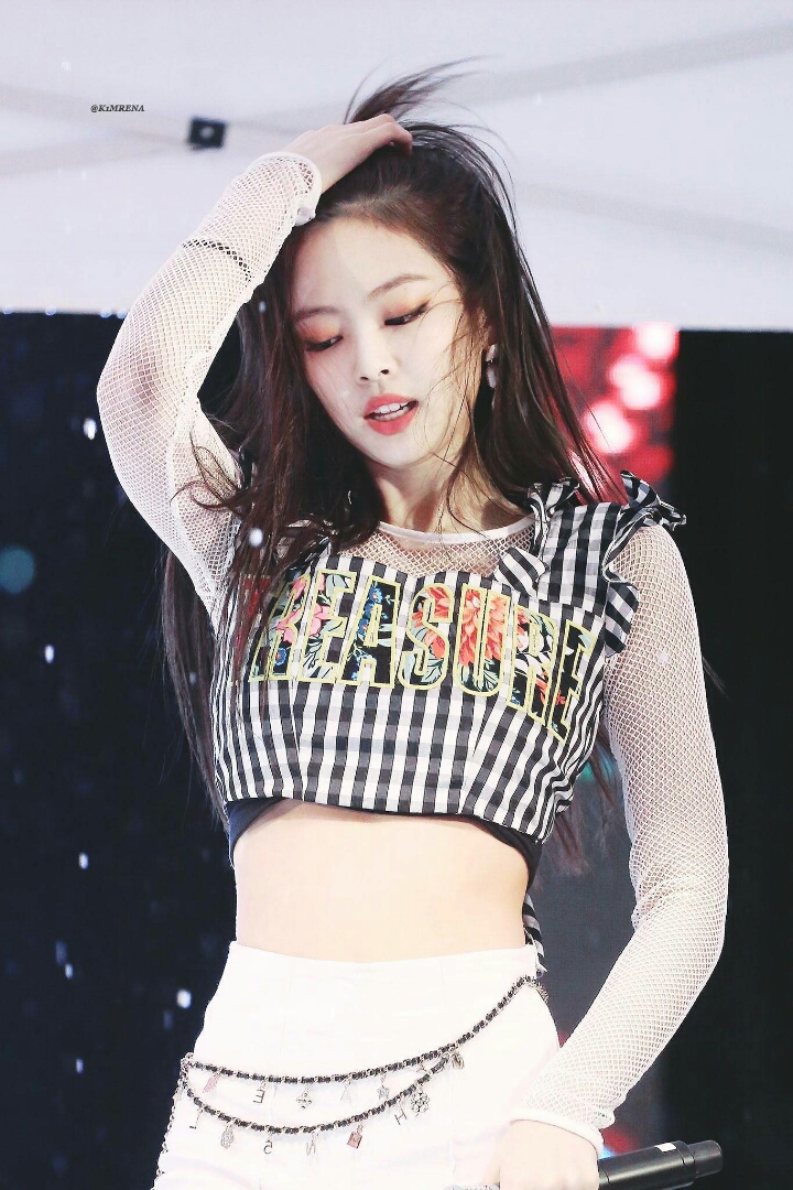 blackpink粉墨组合队长jennie现身机场,由仁川机场前往法国出席chanel