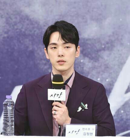 水木剧《时间》发布会上金正贤全程面无表情,拍照时拒绝和徐贤挽覆膊