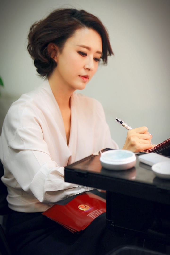 这是一位播音系师妹给我拍的幕后工作照.