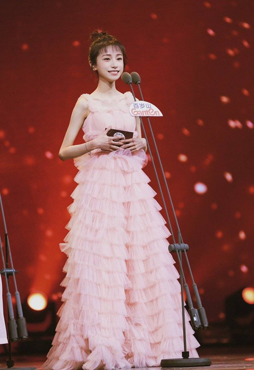 明玉扮演者姜梓新很适合仙女粉,这个颜色让她很明媚灵动.