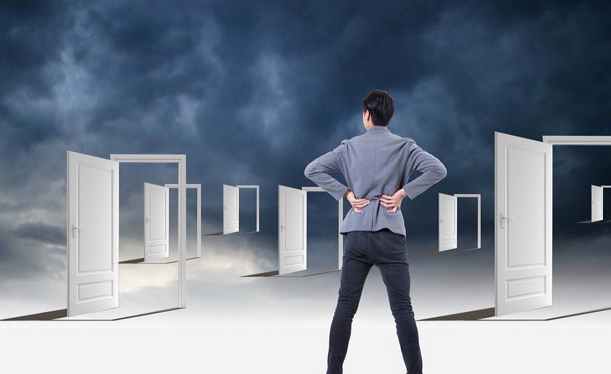 朋友属于内向型女孩,平时踏实肯干,认真负责,唯一缺点就是不爱交际,不