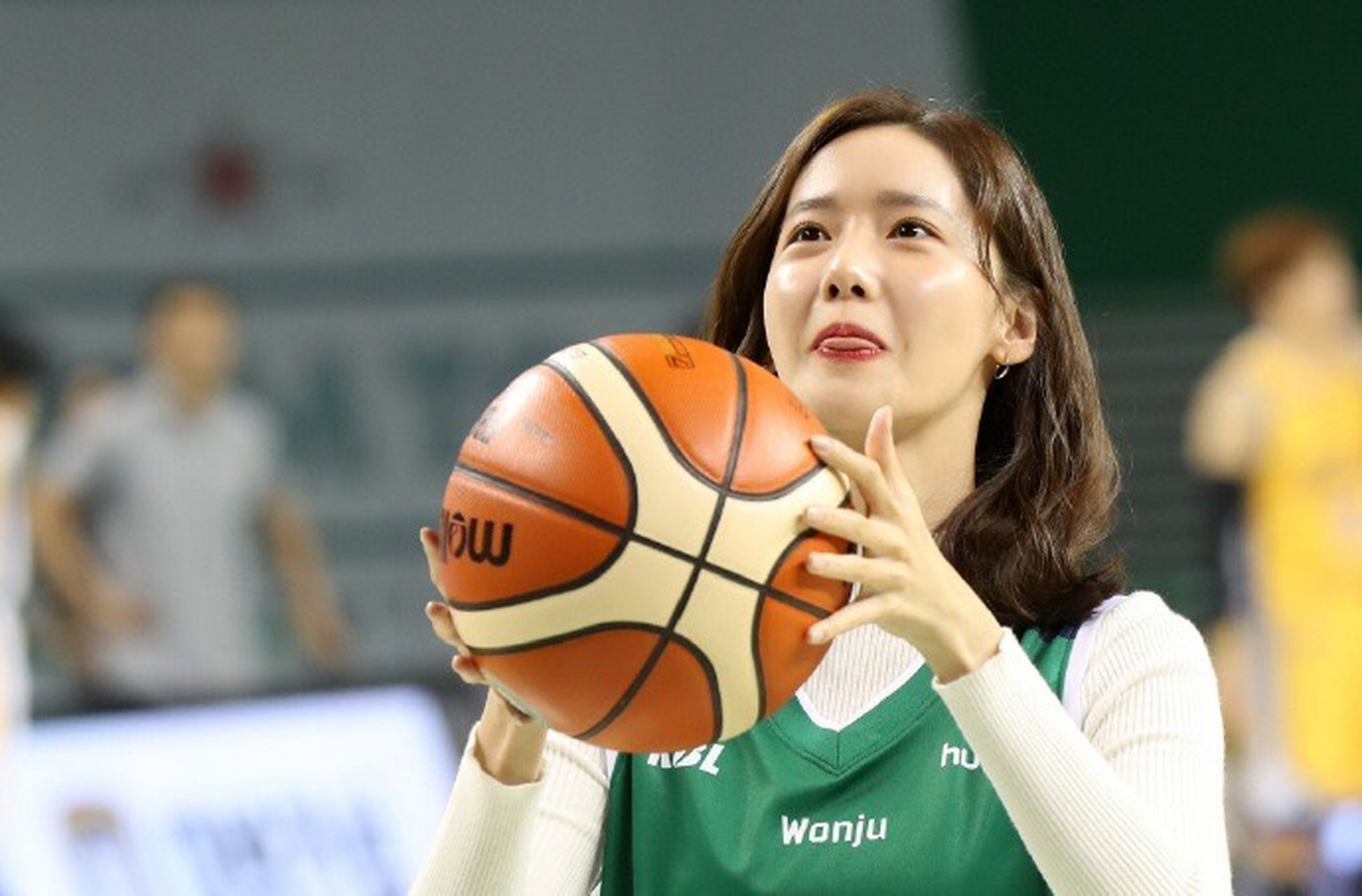 林允儿为篮球赛开球,这投球的姿势是不是很"女朋友"了,男生们有没有抱