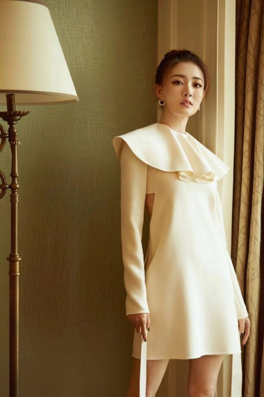 徐璐出席电视剧《风声》主创成都见面会,身穿一件白色连衣裙,白色本事