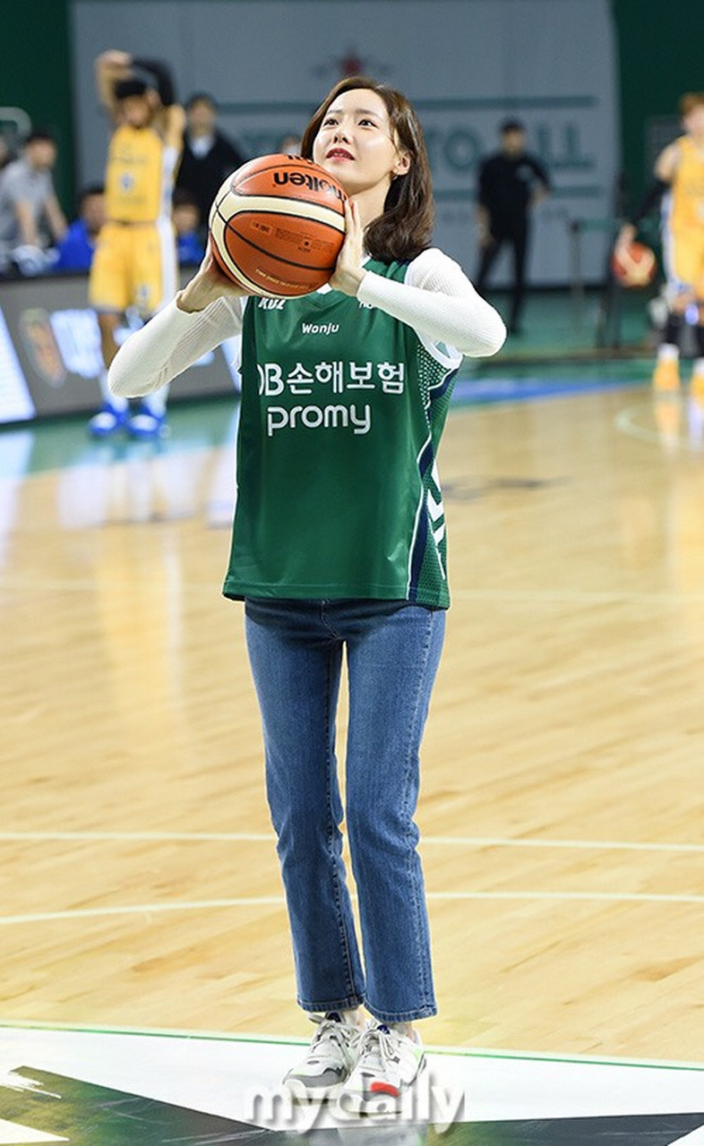 林允儿为篮球赛开球,这投球的姿势是不是很"女朋友"了,男生们有没有抱