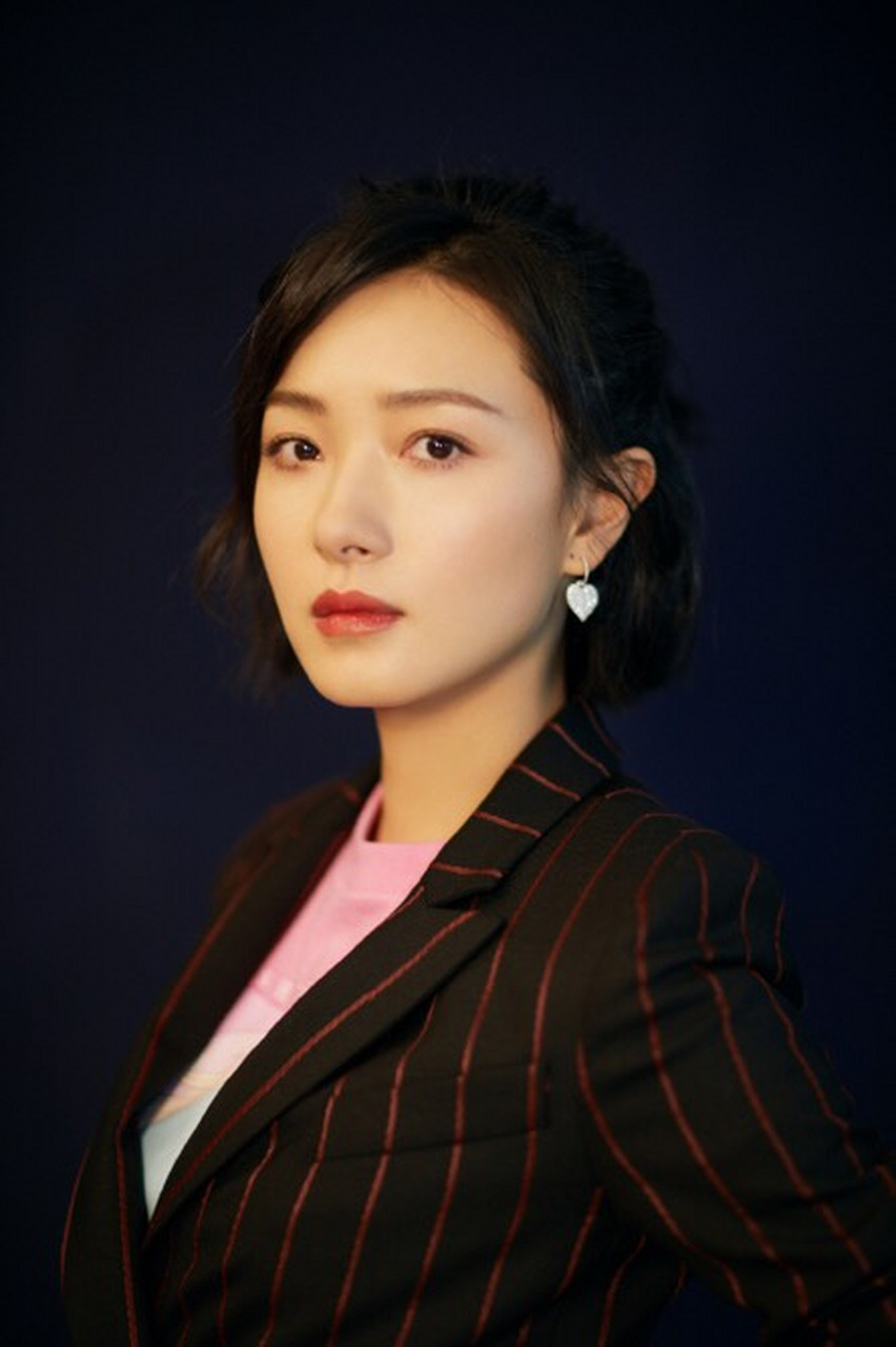 2018年度神动态# 万茜身穿一件红黑条纹西装外套内