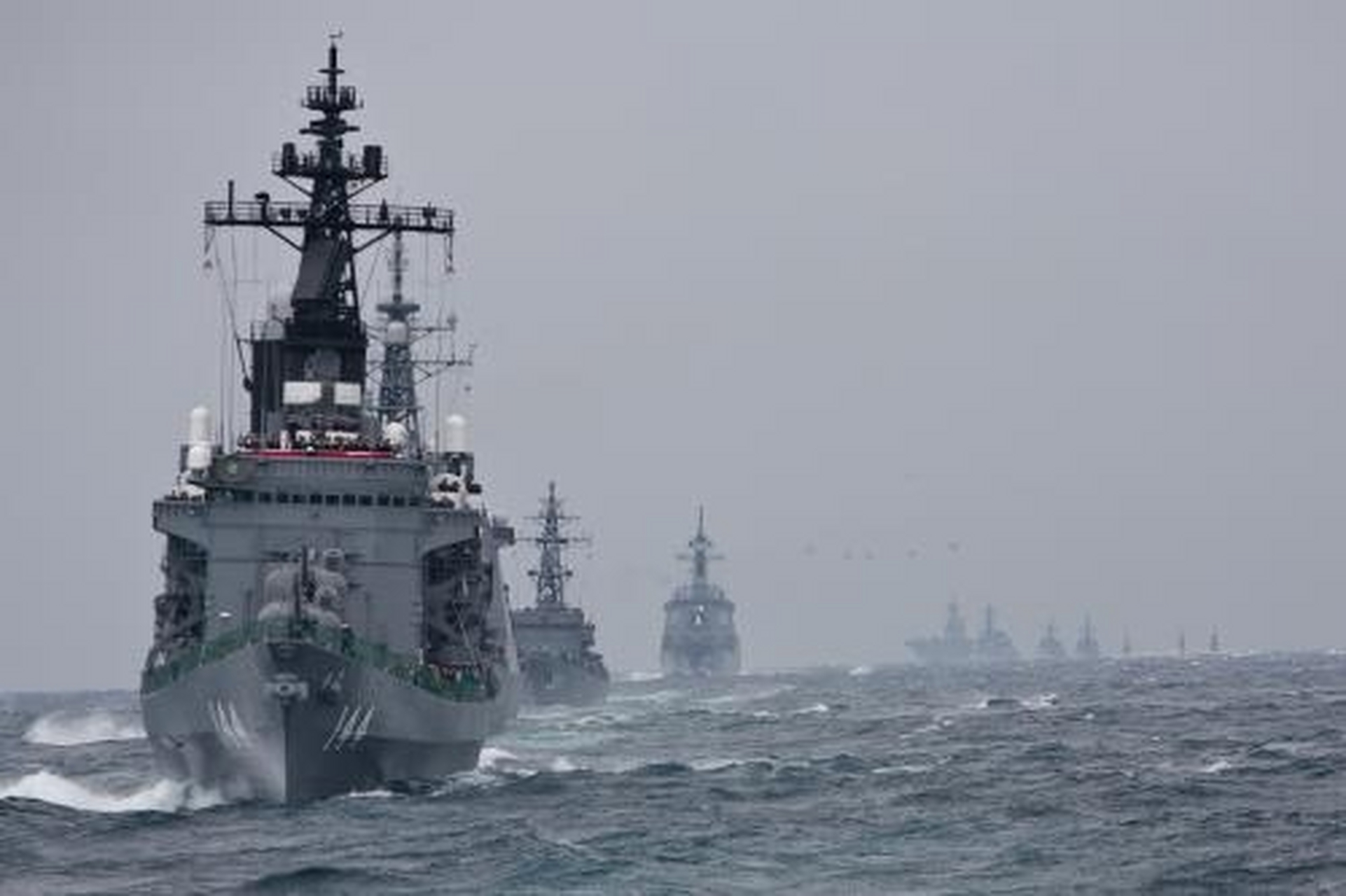 英国海军"萨瑟兰号"护卫舰,在绕行我南部海域之后,现在正与日本海上