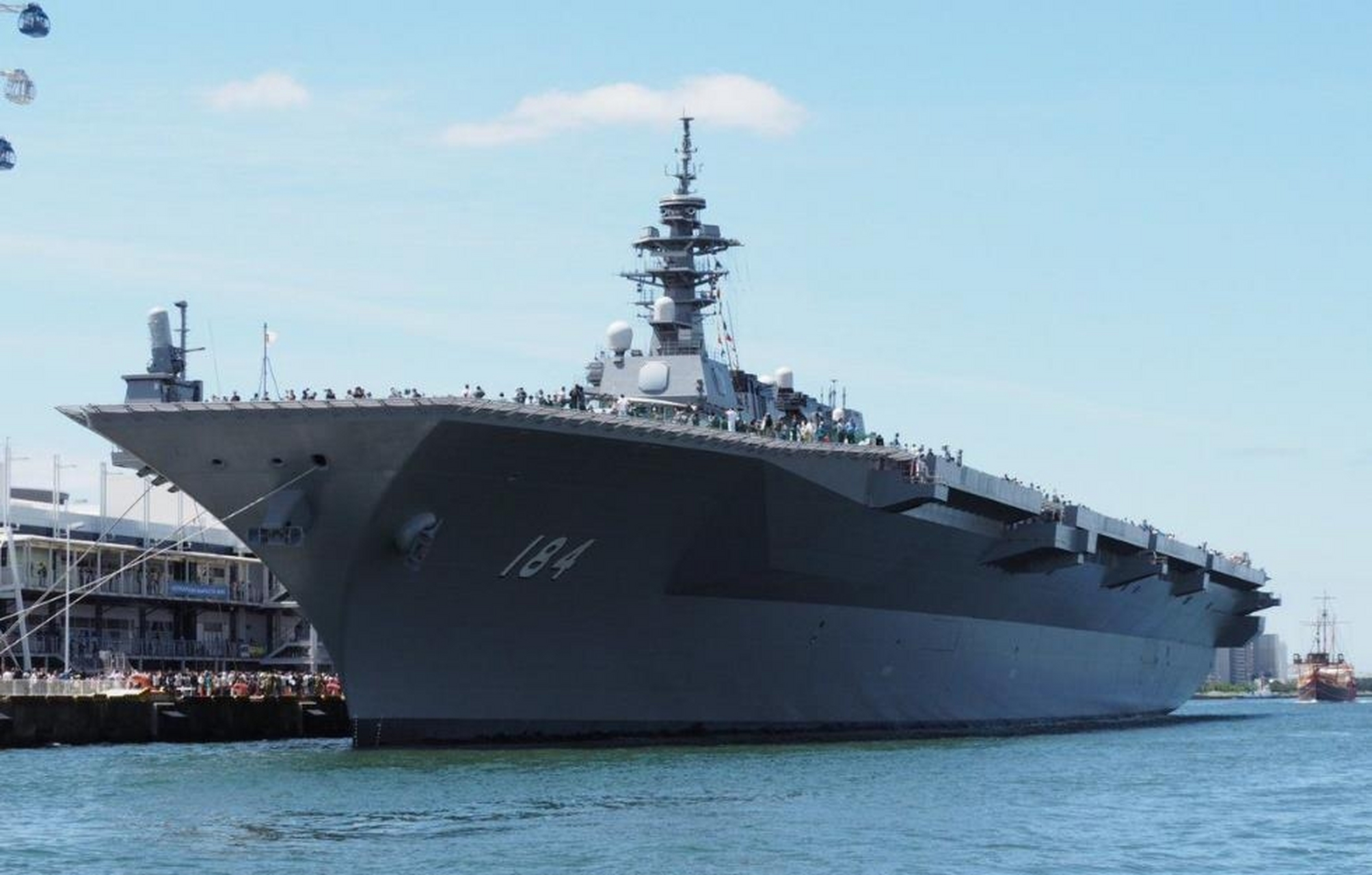 最近日本海上自卫队的"加贺"号准航母举行了对民众开放的活动.