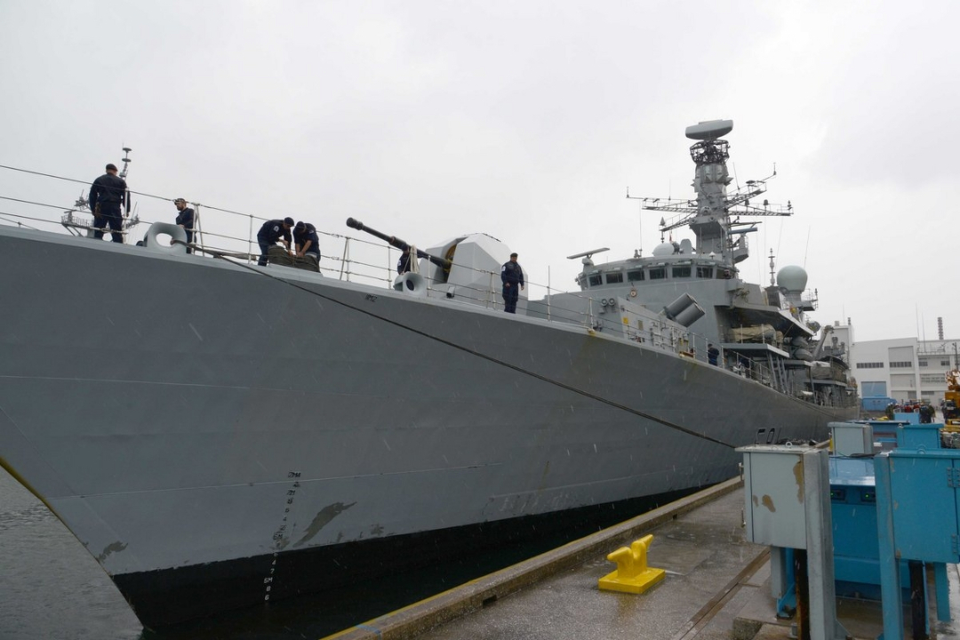 英国海军"萨瑟兰号"护卫舰,在绕行我南部海域之后,现在正与日本海上