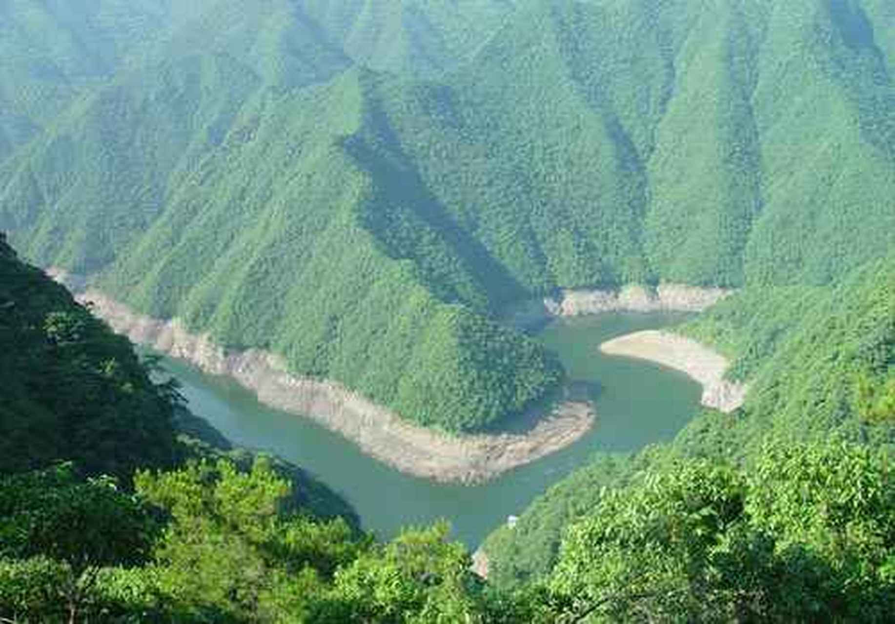 7011工程旅游区位于广东省乐昌市坪石镇水浸角村,出口处的原驻军营房