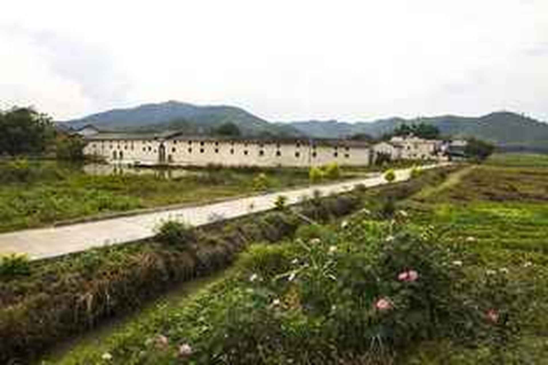 明正统年间,沈氏三兄弟迁居翁源,开基于湖心坝建村;明天顺年间,兴建