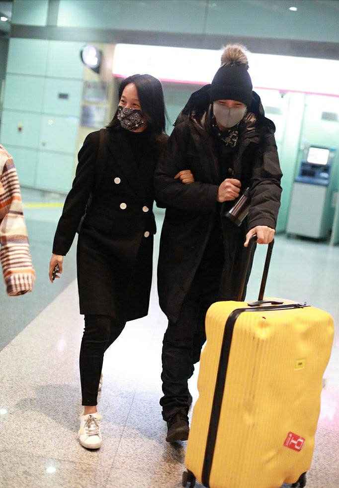 【周一围朱丹牵手同框】近日,朱丹周一围夫妇凌晨亮相机场