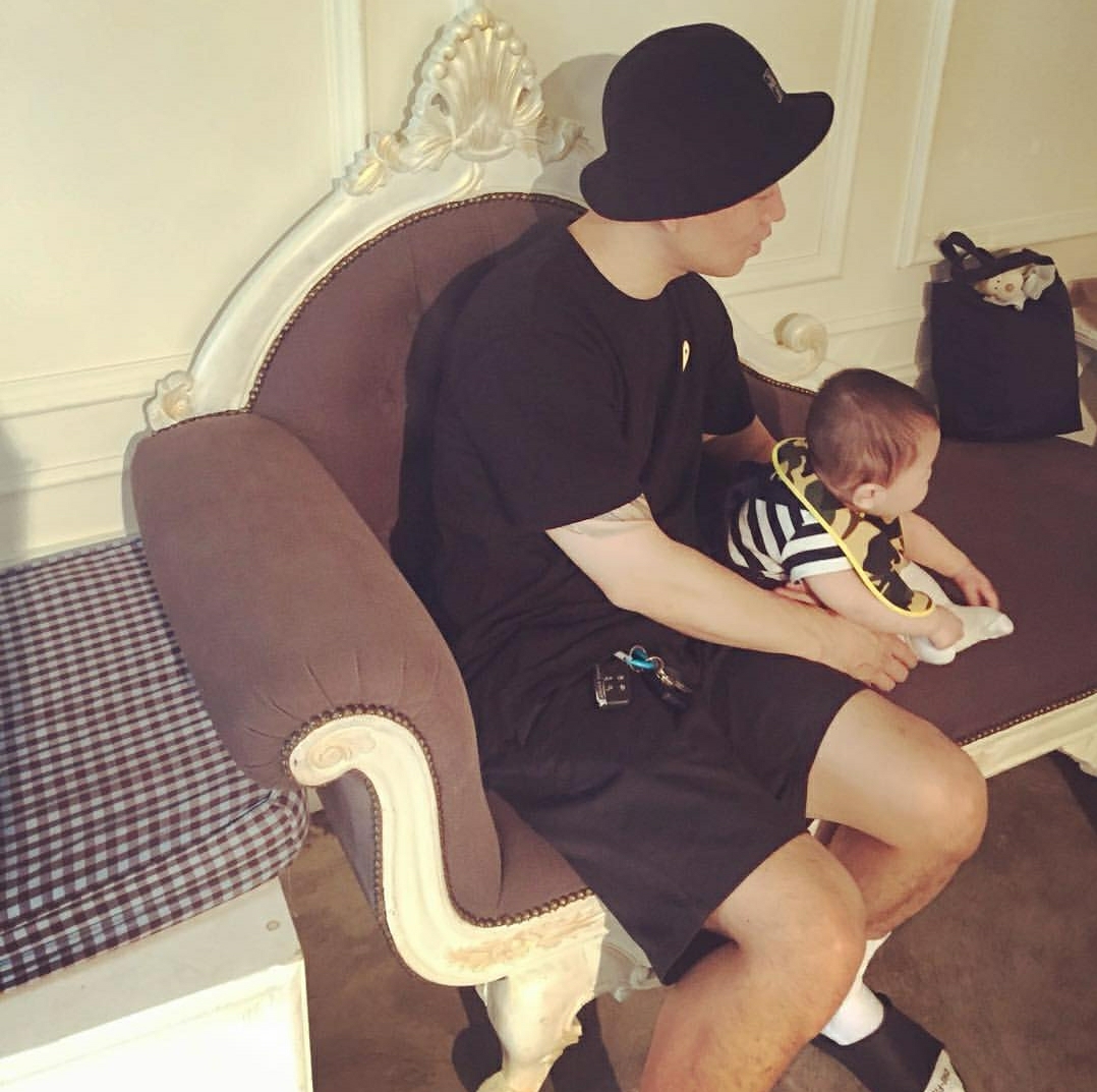 gary晒与儿子温馨照片,宝宝露侧脸,小脸肉嘟嘟的超可爱,父子俩露侧脸