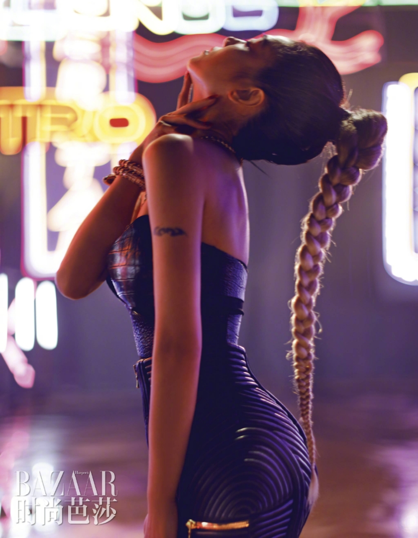 蔡依林登时尚芭莎封面,身穿皮质抹胸裙的jolin化身街头少女,在暗夜