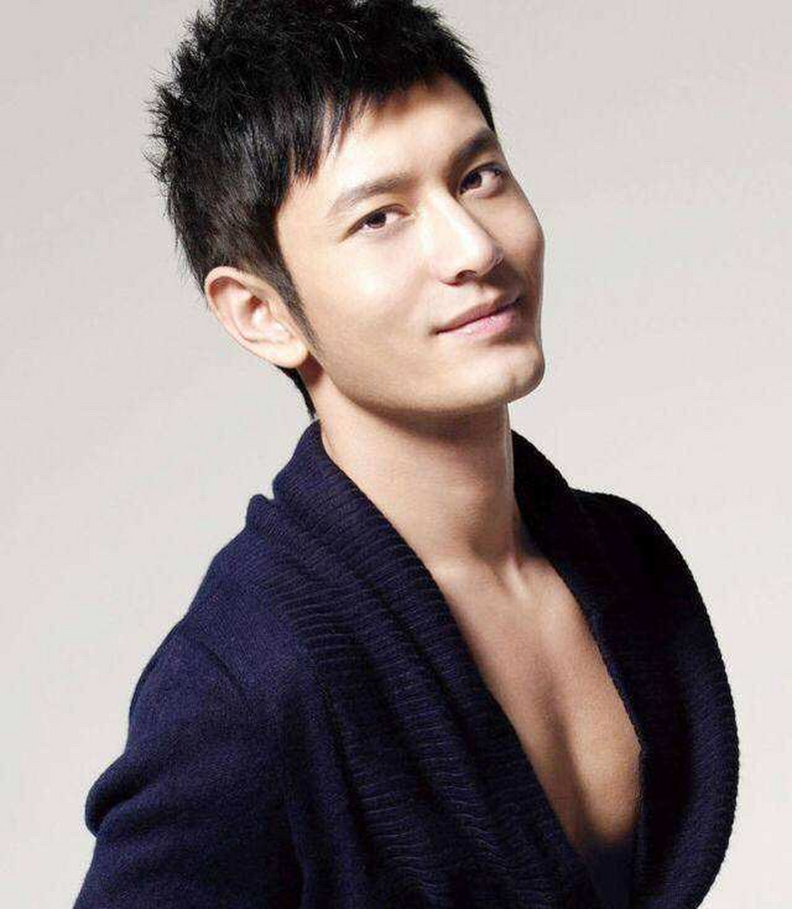 苹果下巴,在面相学上也叫美人沟下巴,是指下巴中间有条浅浅的沟,一般