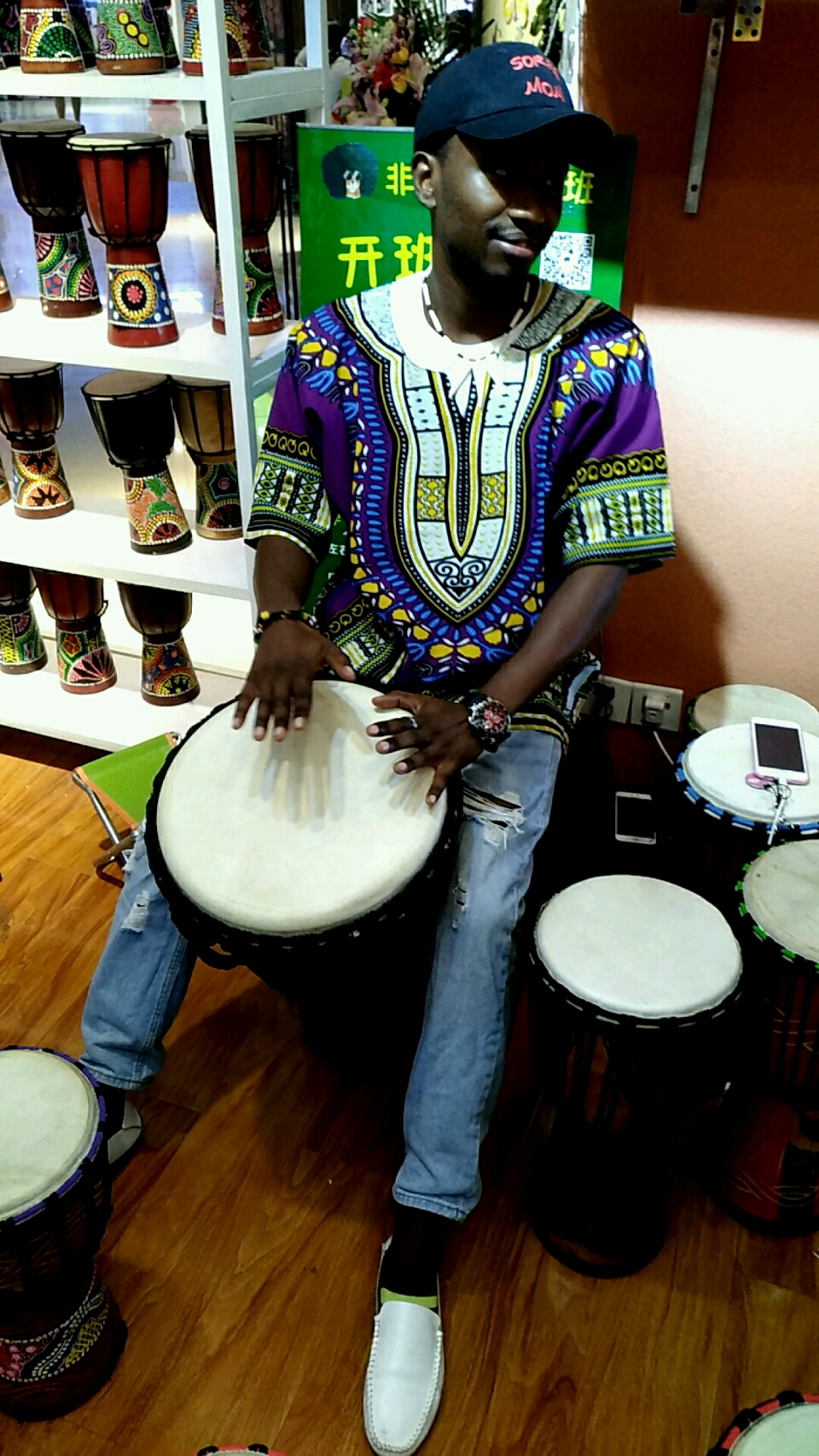 尼日利亚的小伙子,打鼓打得不错,也有礼貌.