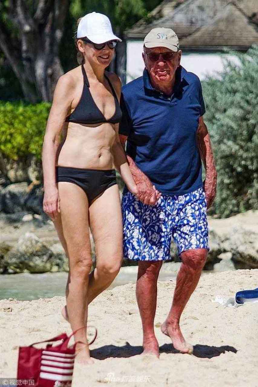 默多克与62岁妻子瑞莉·霍尔(jerry hall)在巴巴多斯岛度假.