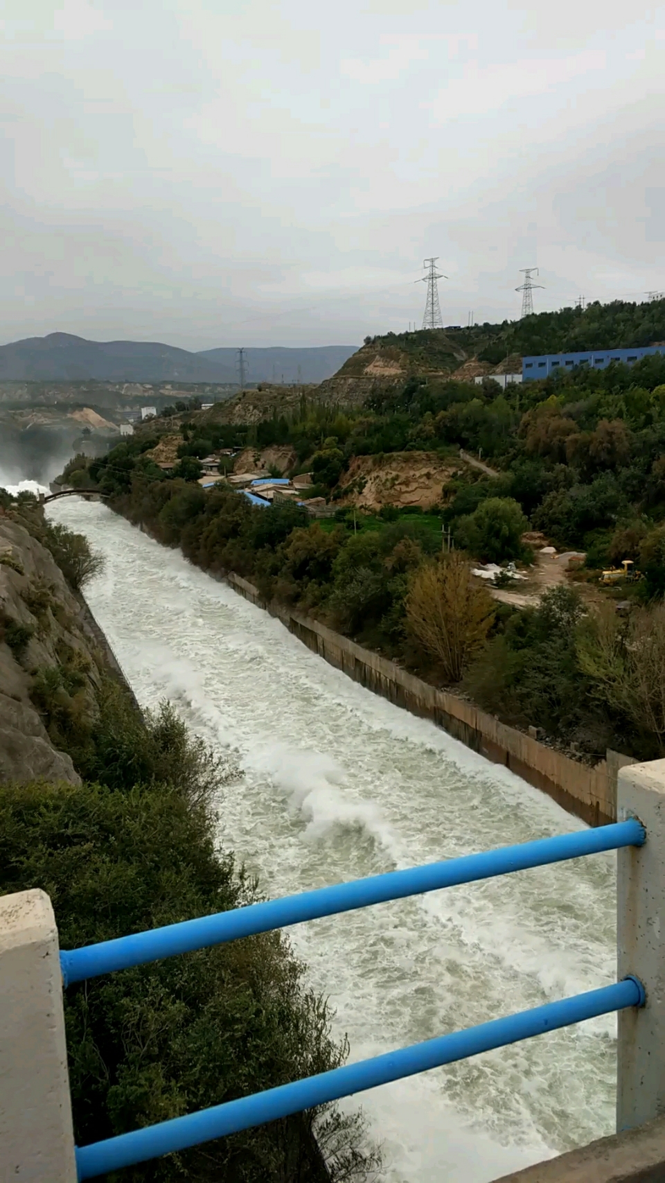 甘肅劉家峽水電站洩洪壯景