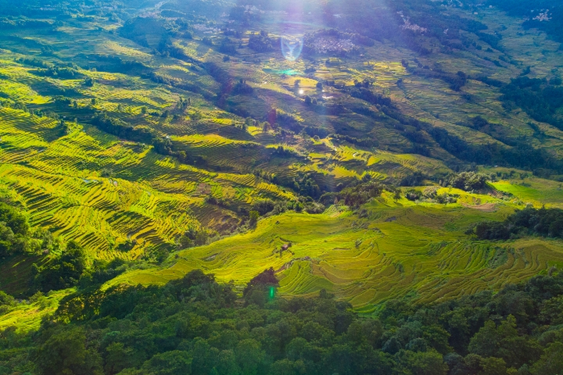 云南元阳哈尼梯田规模宏大气势磅礴,景色如诗如画,这是大自然给人类的