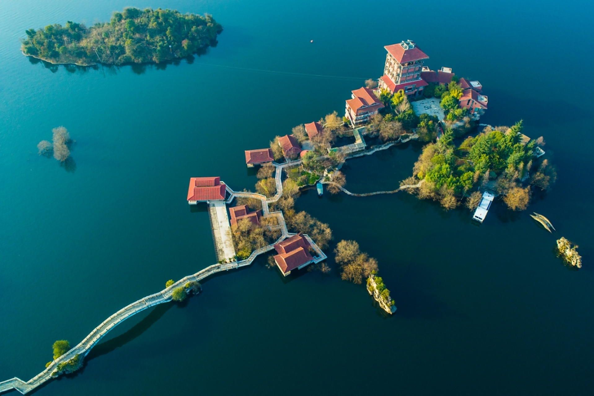 在百花湖看日落更美,夕阳慢慢地坠下山去,满天红霞