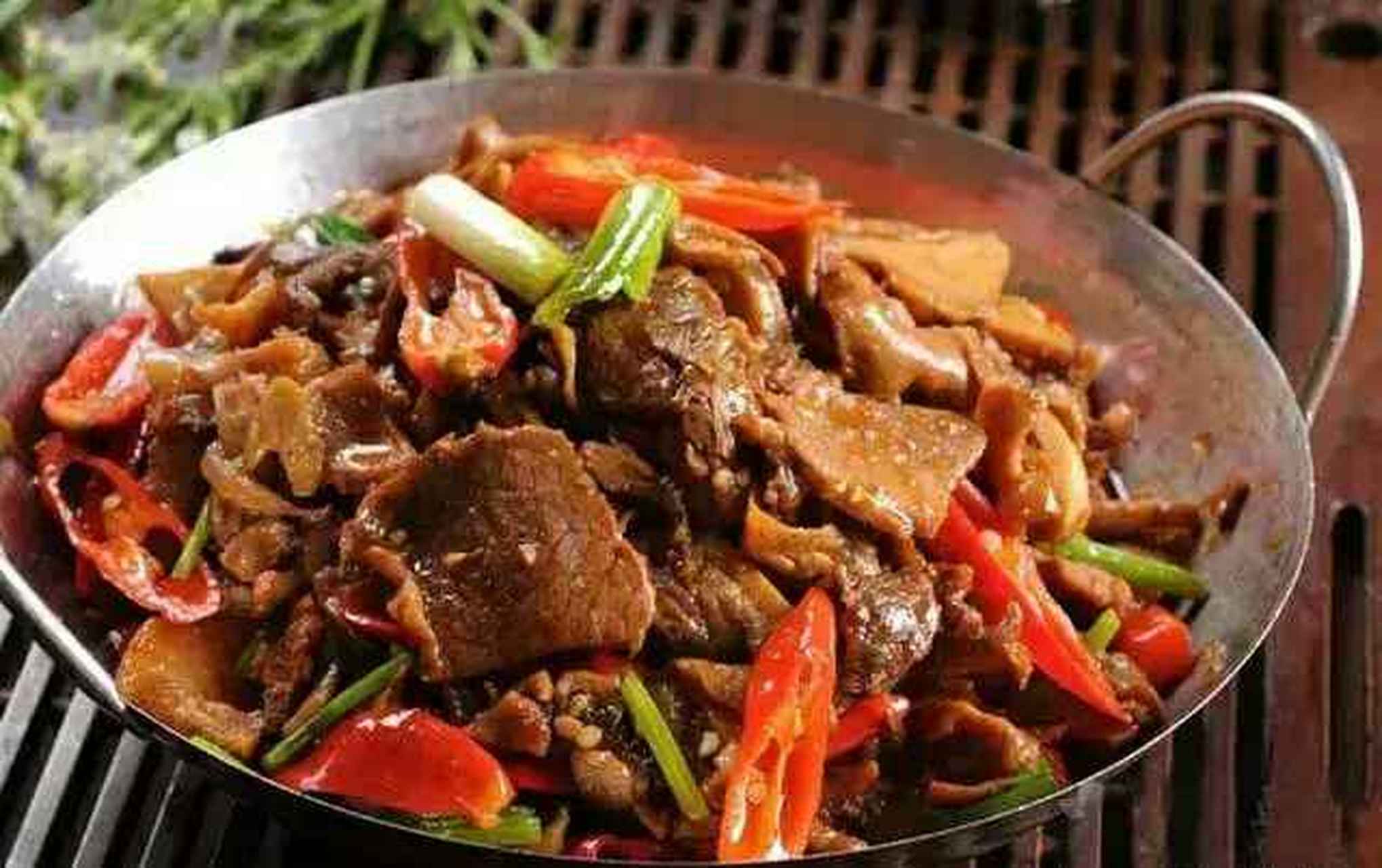 美食集中营 干锅牛杂 做法 1,干椒切段,姜切片,葱挽结.