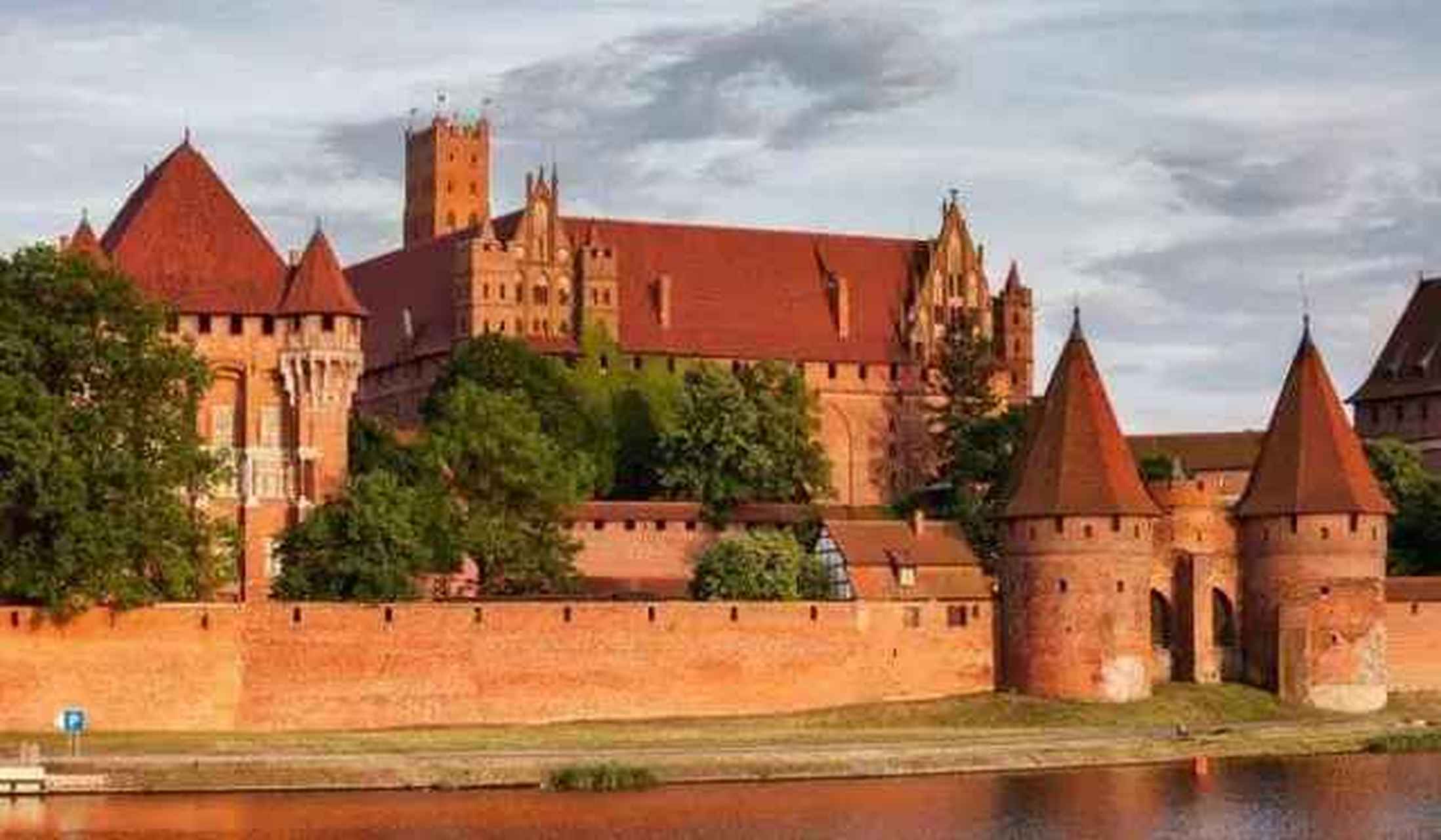 马尔堡城堡位于波兰的马尔堡镇,由三座独立的城堡组成,由干燥的护城河