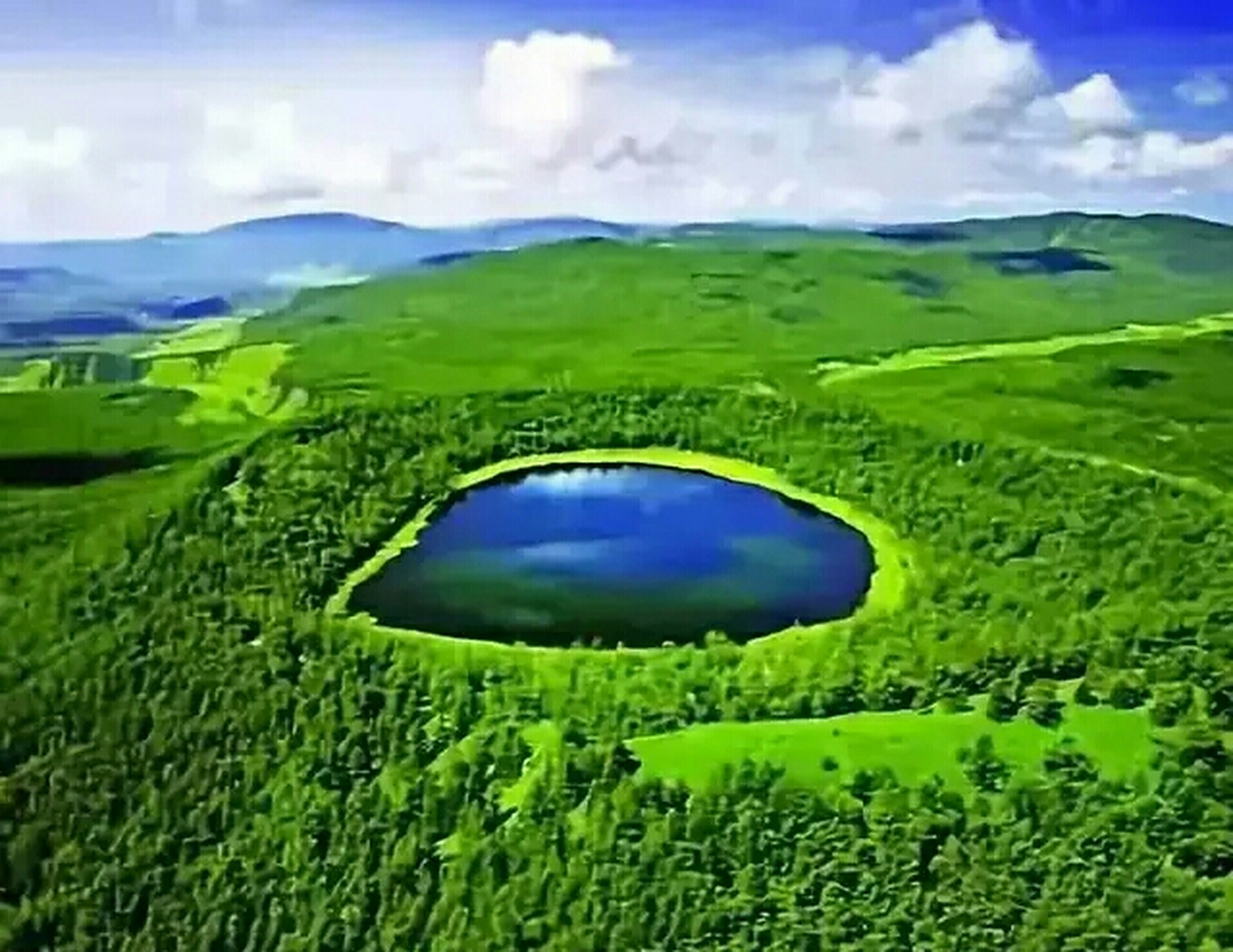 阿尔山天池:让心静谧的地方,椭圆形的天池象一块晶莹的碧玉,镶嵌在