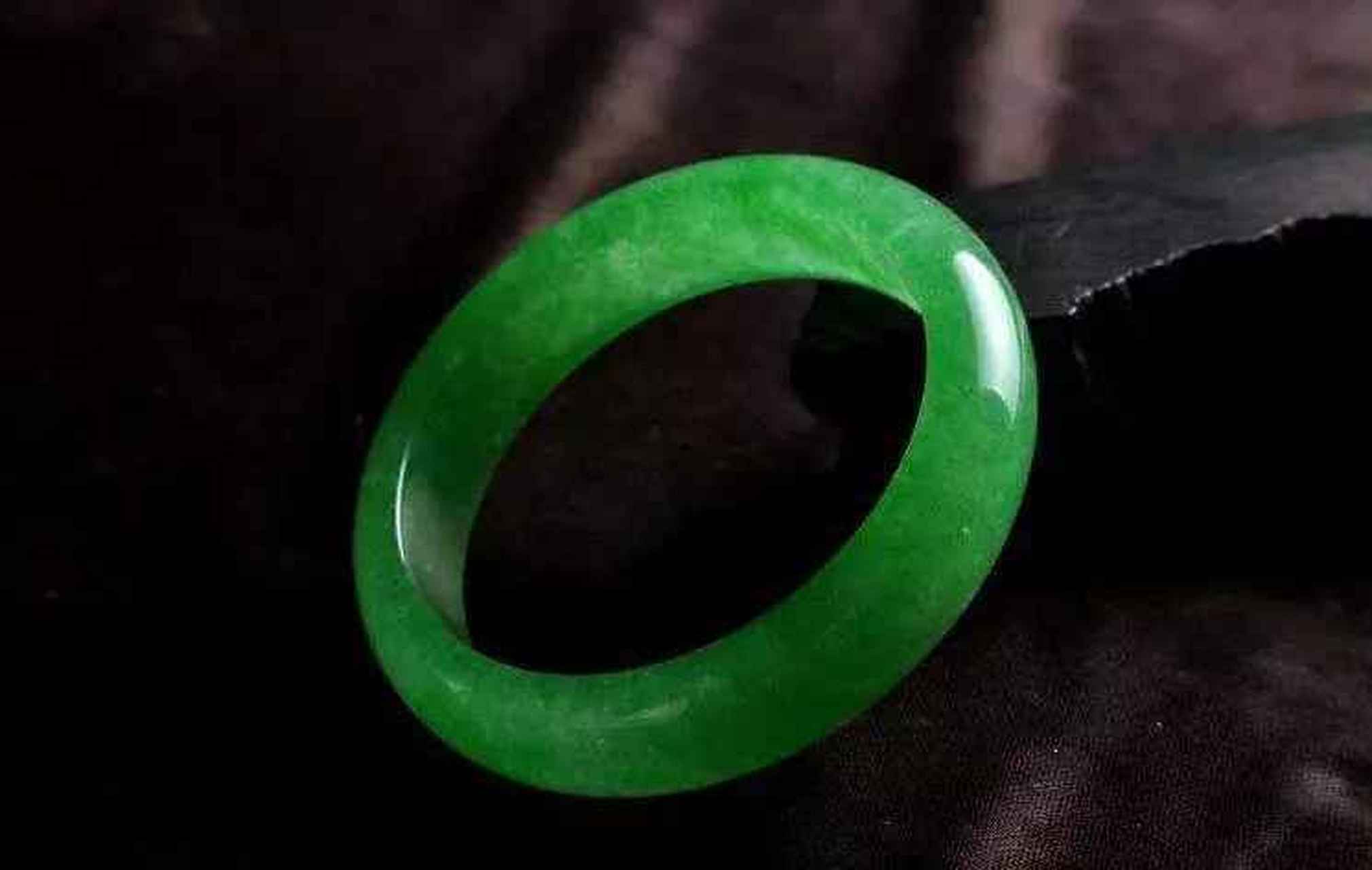 马来玉并非马来西亚的玉石,而是非常出名的翡翠仿品,是石英岩染色而得